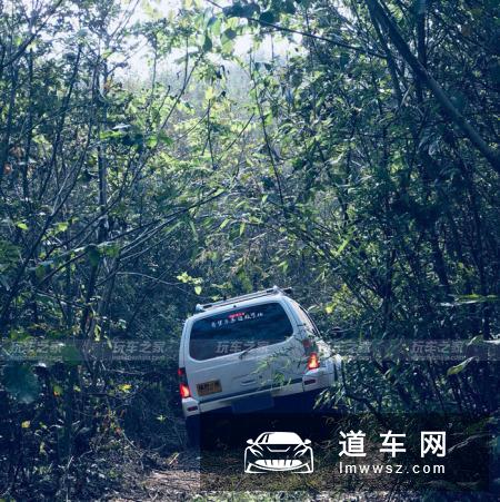 3.8万收了辆退役警车帕拉丁 改装后翻山越岭玩越野