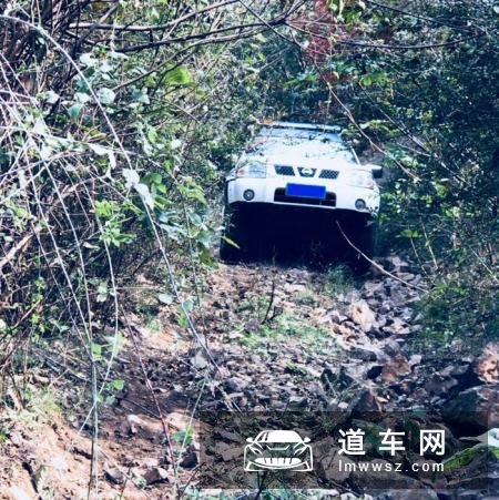 3.8万收了辆退役警车帕拉丁 改装后翻山越岭玩越野